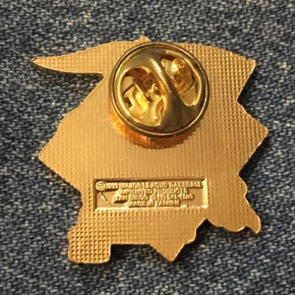 Atlanta Braves MLB Collector's Pin ~ Fulton County Stadium ~ Tomahawk ~ Baseball - Picture 2 of 3